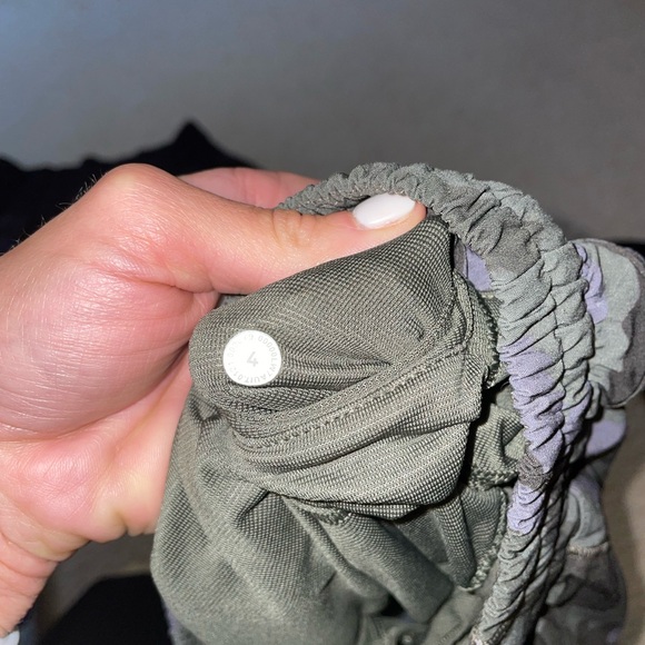 Size 4 lulu shorts - Picture 2 of 5